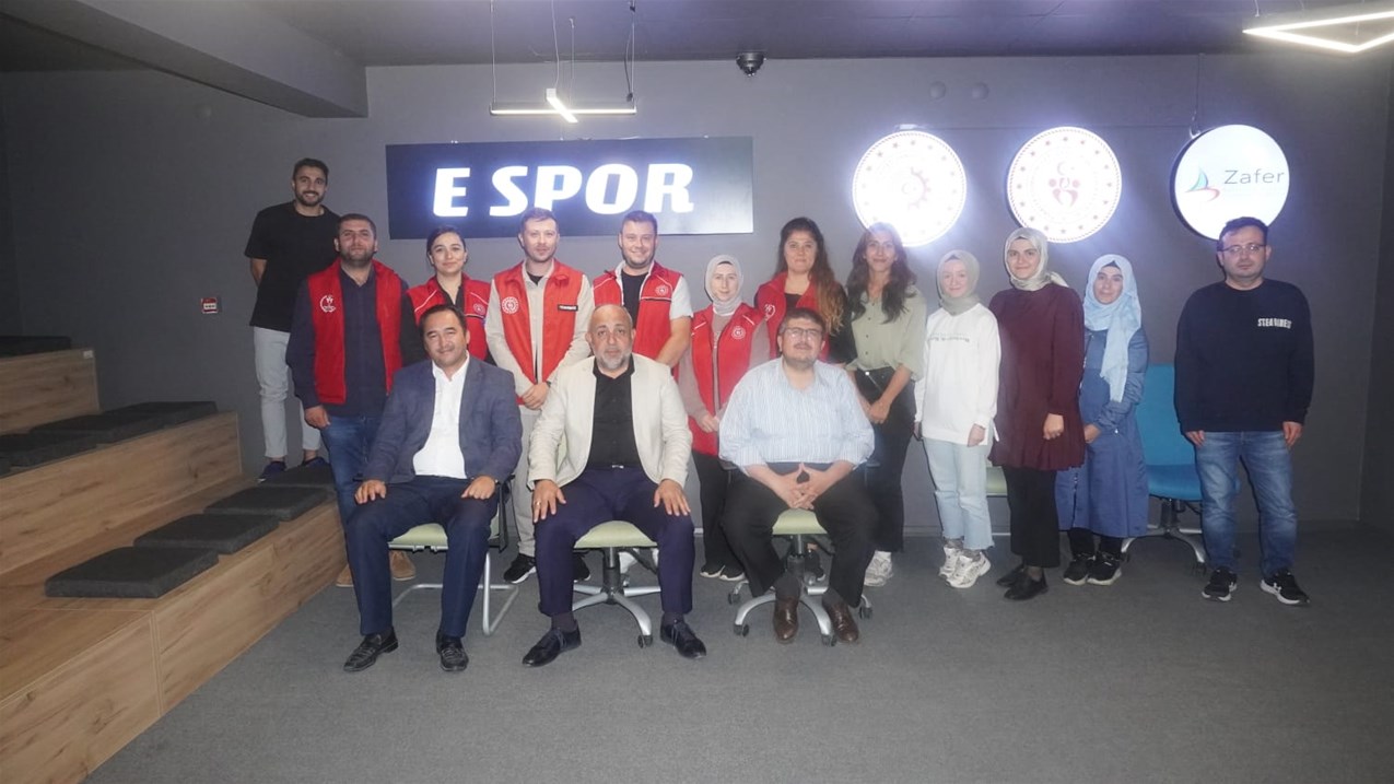 Müdür Kasapoğlu Gençlik Merkezi'nde Gençlerle Buluştu