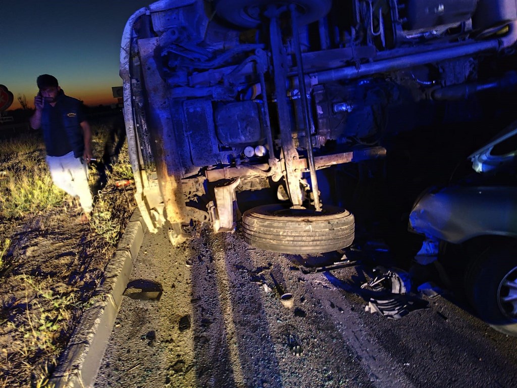 DEVRİLEN TIRIN DORSESİNE ÇARPAN OTOMOBİLDE 1 KİŞİ ÖLDÜ