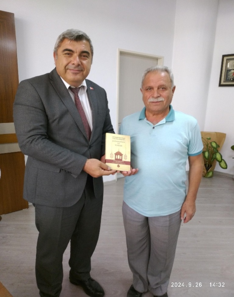 ŞAHİNTEPE, MÜDÜR SÜNNETCİ'YE ''ŞAHANOĞLU VE TURABI'' KİTABINI TAKDİM ETTİ