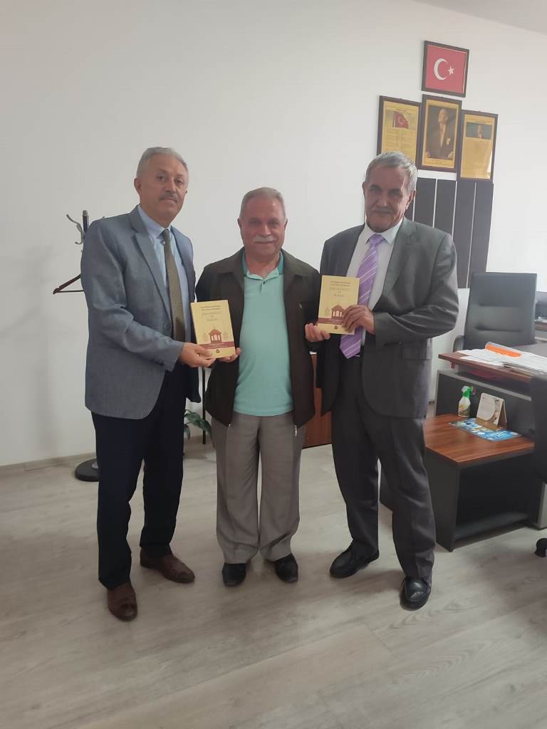 ŞAHİNTEPE, MÜDÜR SÜNNETCİ'YE ''ŞAHANOĞLU VE TURABI'' KİTABINI TAKDİM ETTİ