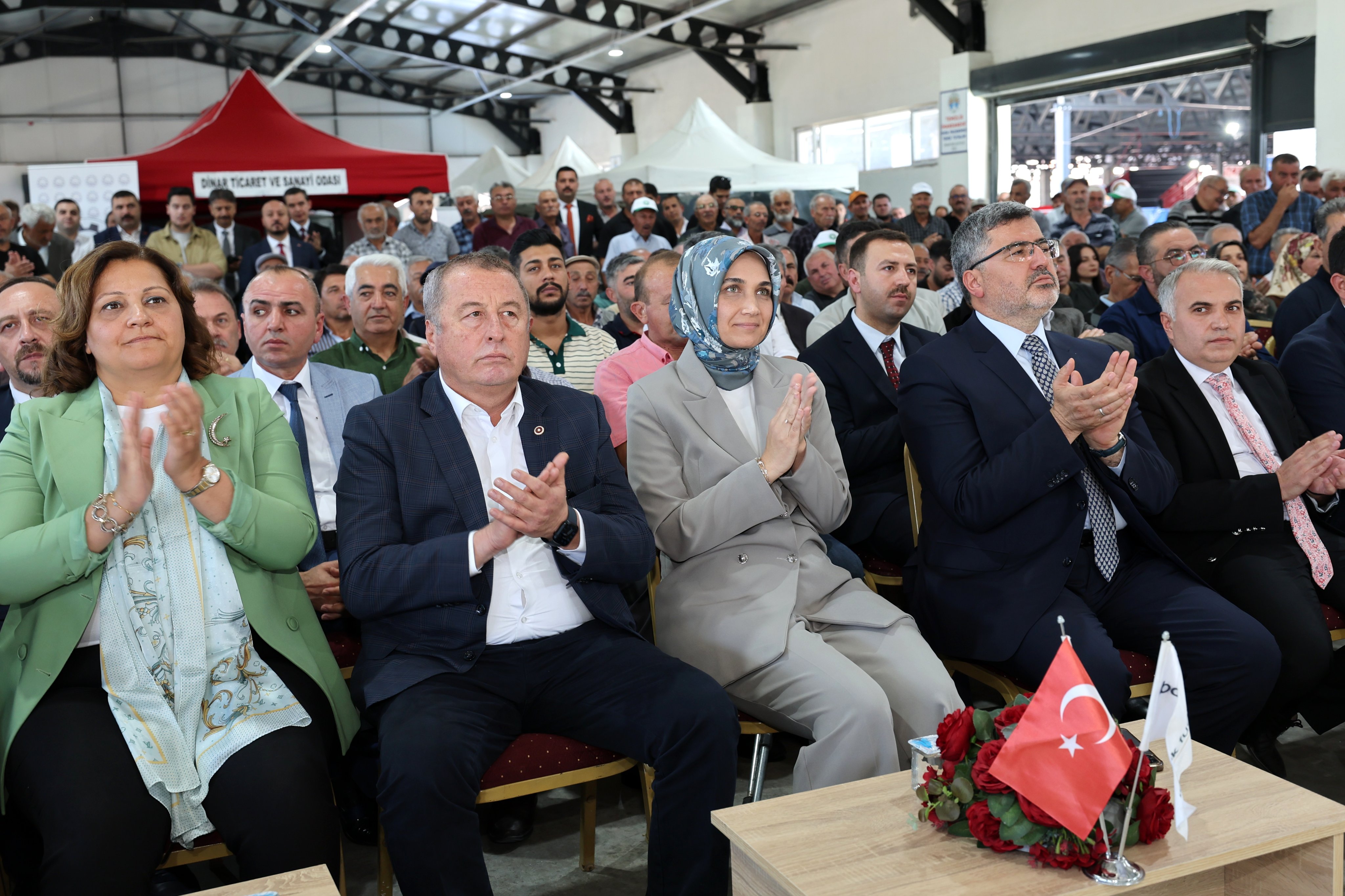 VALİ YİĞİTBAŞI DİNAR’DA FESTİVALE KATILDI