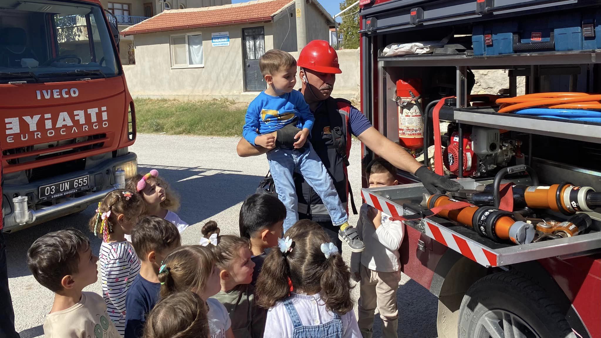Bolvadin'de Miniklere Tatbikat Ve İtfaiyecilik Dersi
