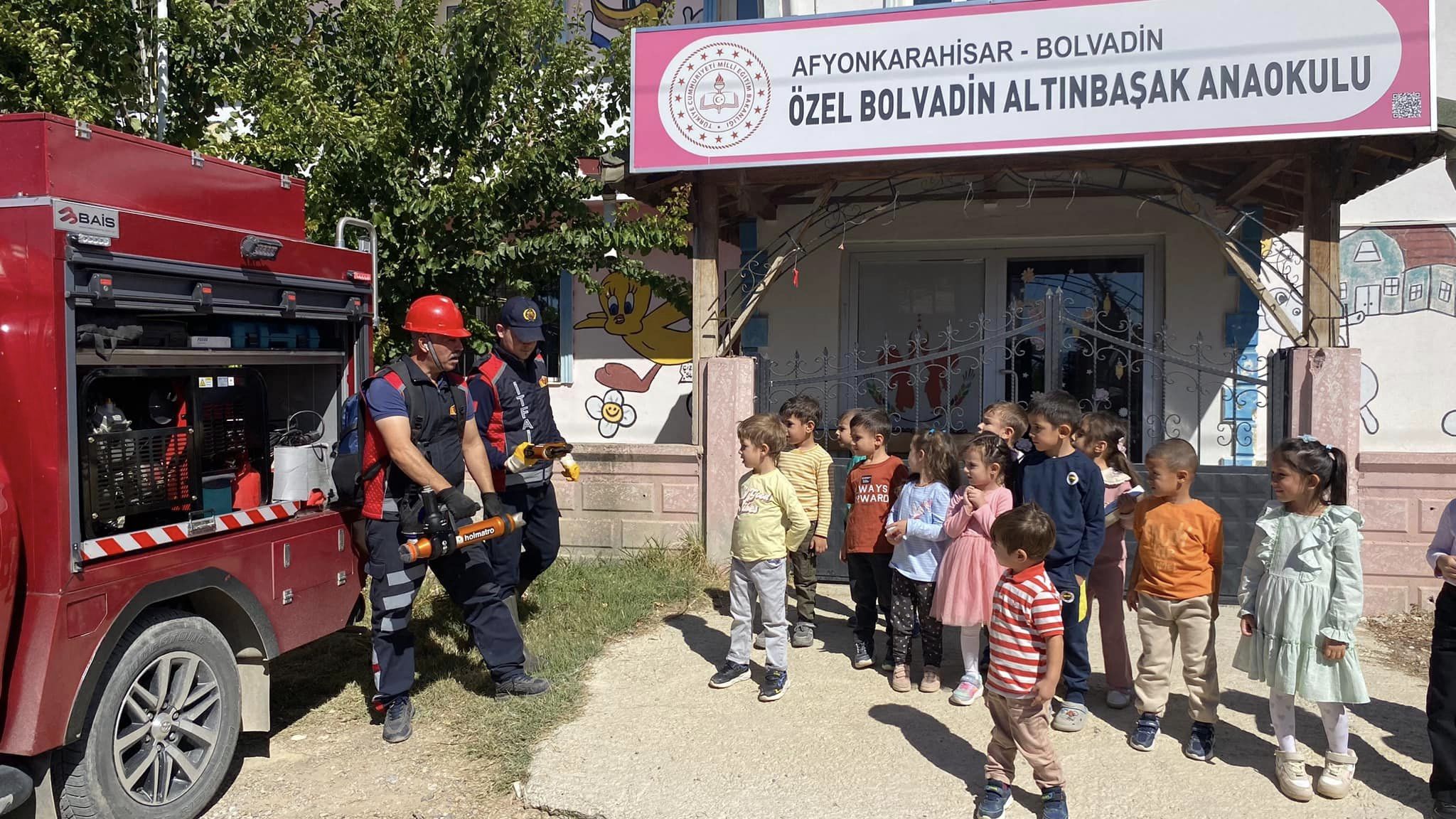 Bolvadin'de Miniklere Tatbikat Ve İtfaiyecilik Dersi