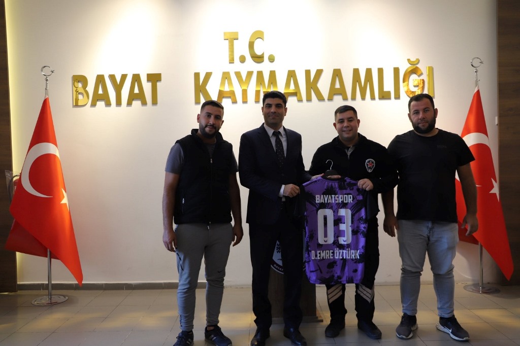 KAYMAKAM VEKİLİ ÖZTÜRK'E FORMA HEDİYE ETTİLER