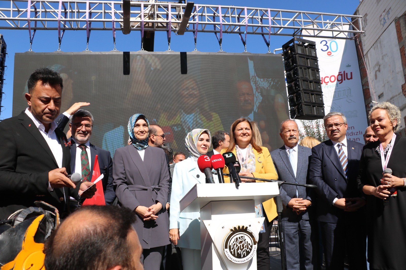 Afyon'da 114 Metrelik Lokumla 'Dünyanın En Uzun Lokumu' Rekoru Kırıldı