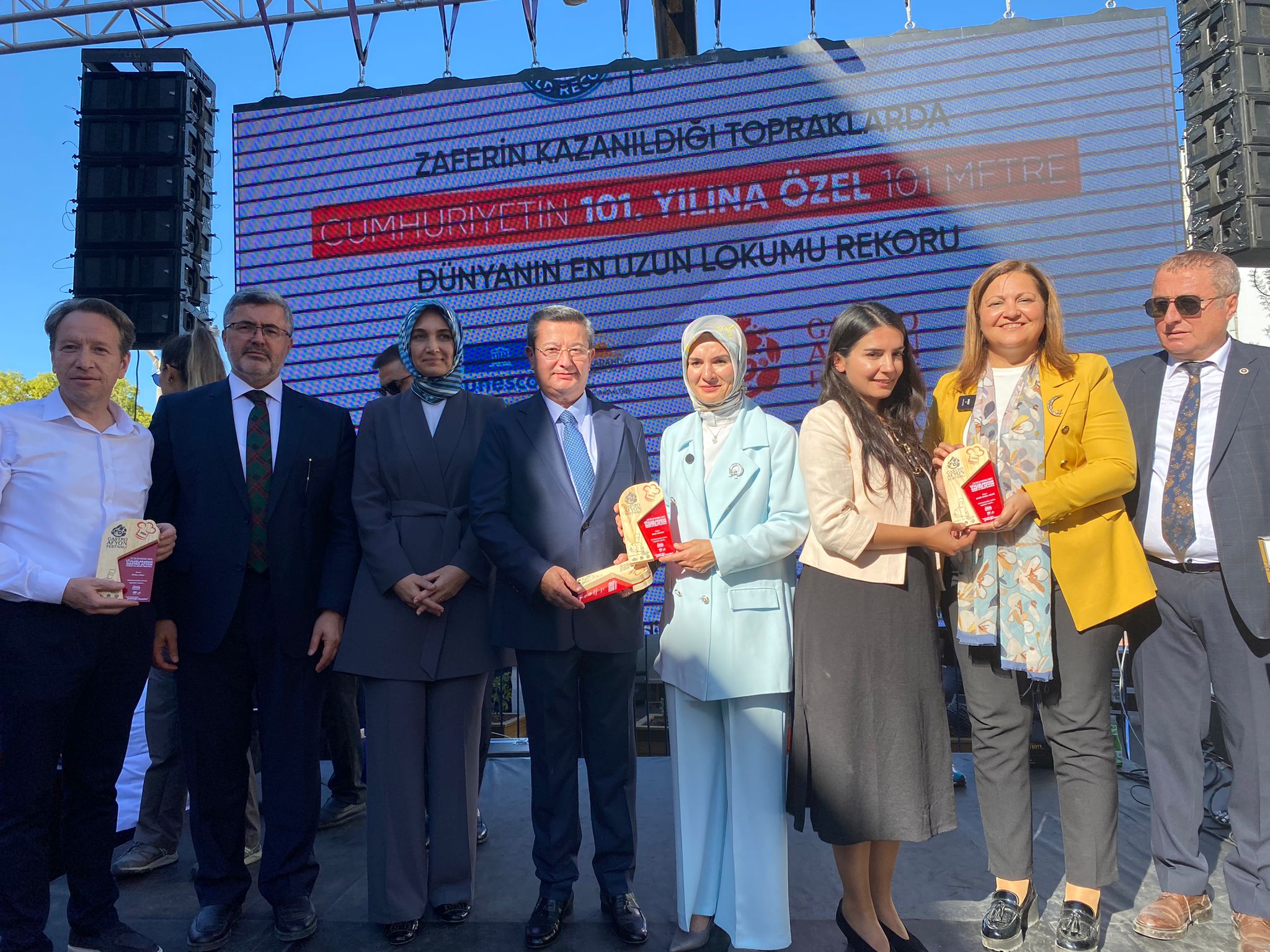 Afyon'da 114 Metrelik Lokumla 'Dünyanın En Uzun Lokumu' Rekoru Kırıldı