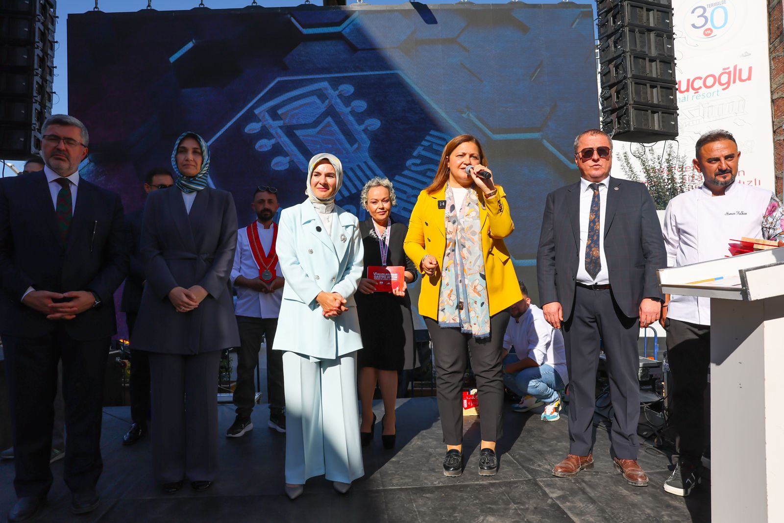 Afyon'da 114 Metrelik Lokumla 'Dünyanın En Uzun Lokumu' Rekoru Kırıldı