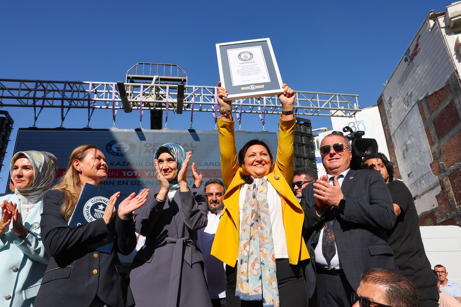 Afyon'da 114 Metrelik Lokumla 'Dünyanın En Uzun Lokumu' Rekoru Kırıldı