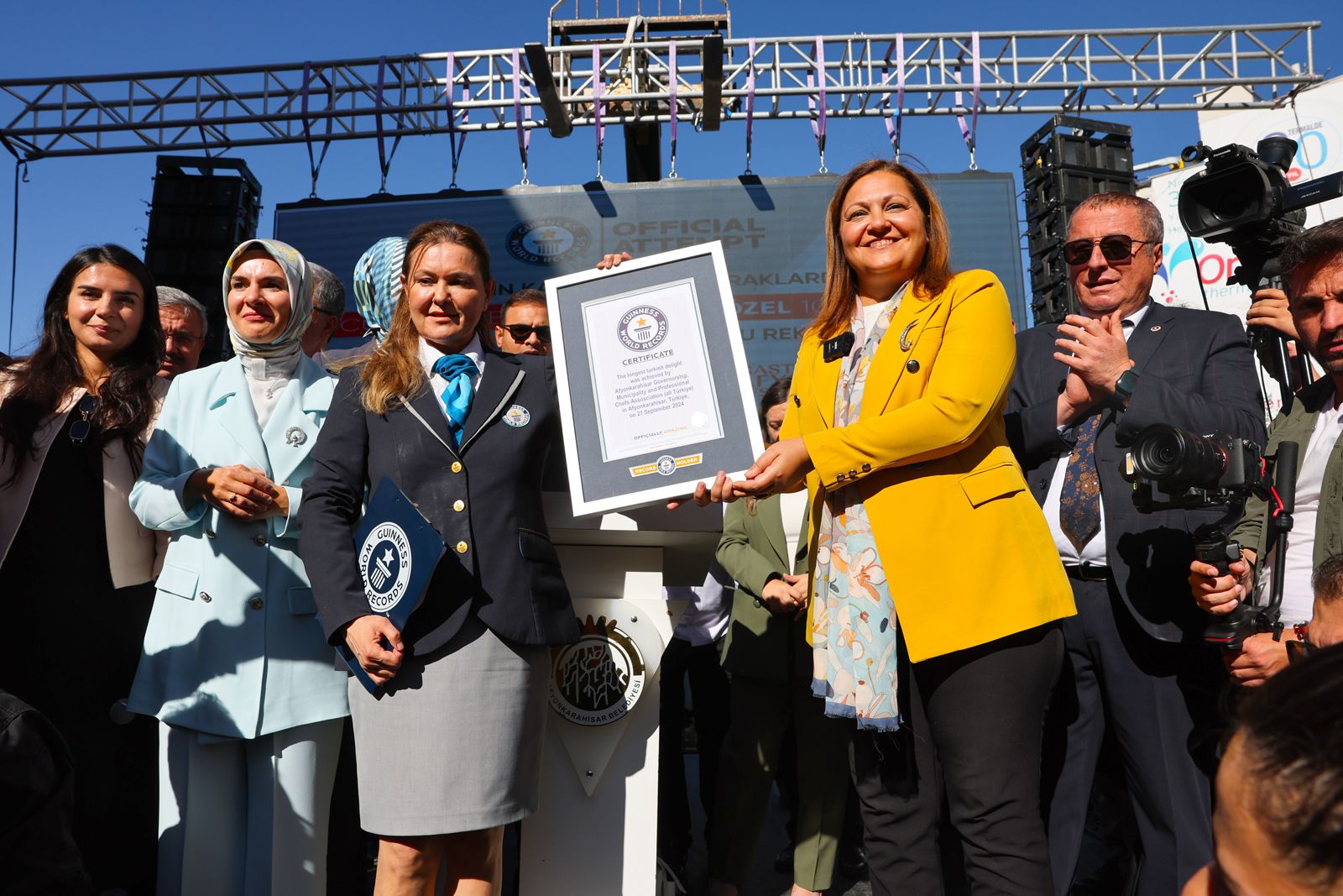 Afyon'da 114 Metrelik Lokumla 'Dünyanın En Uzun Lokumu' Rekoru Kırıldı
