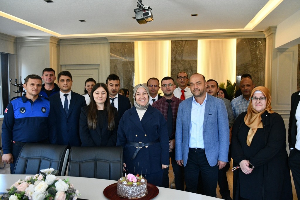 BAŞKAN KILINÇARSLAN'A DOĞUM GÜNÜ SÜPRİZİ