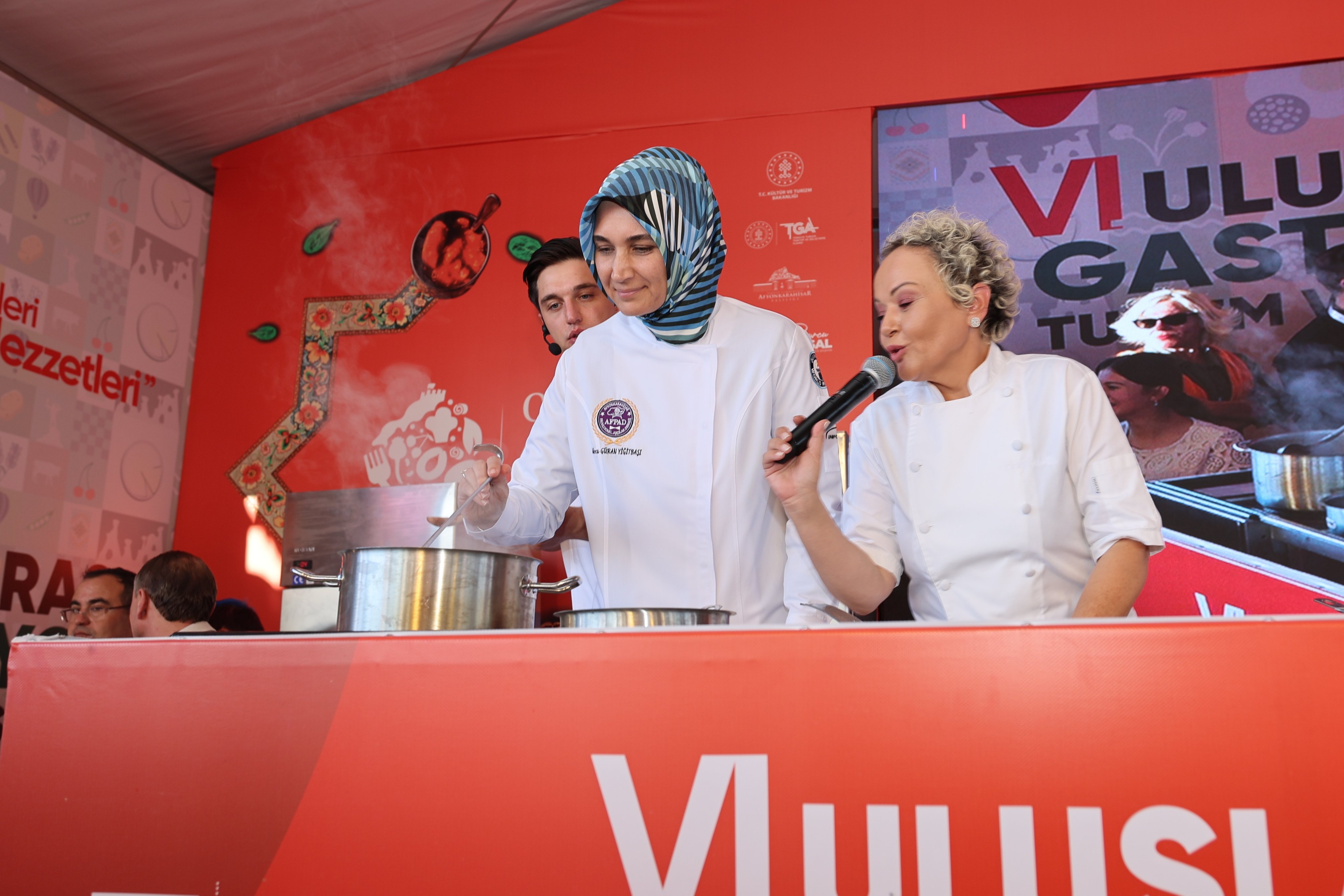 Gastro Afyon'da Sürpriz Dokunuş!  Vali Yiğitbaşı ve Başkan Köksal kolları sıvadı
