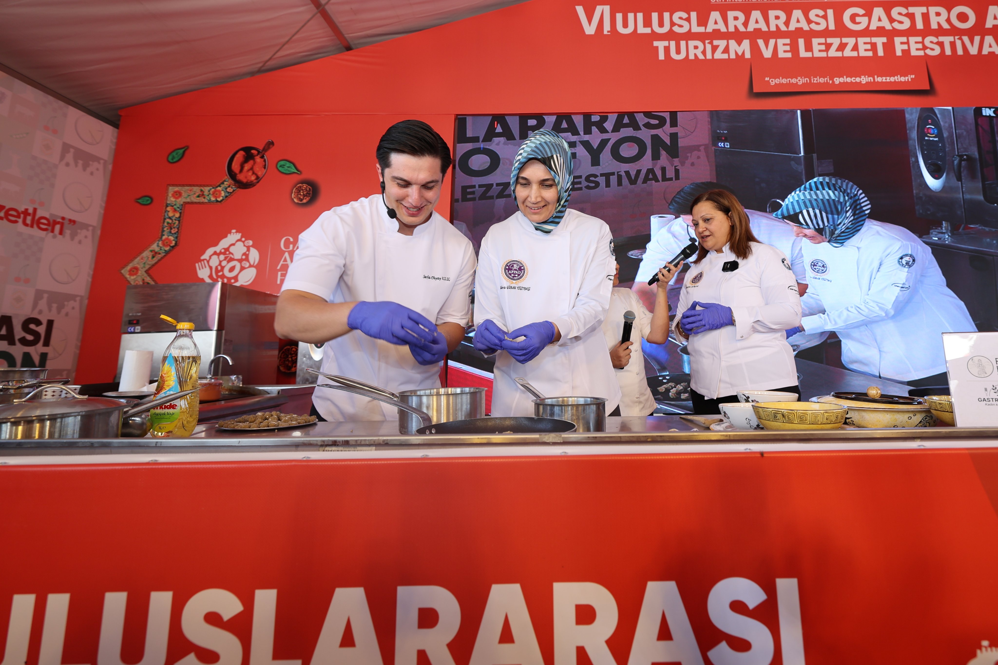 Gastro Afyon'da Sürpriz Dokunuş!  Vali Yiğitbaşı ve Başkan Köksal kolları sıvadı
