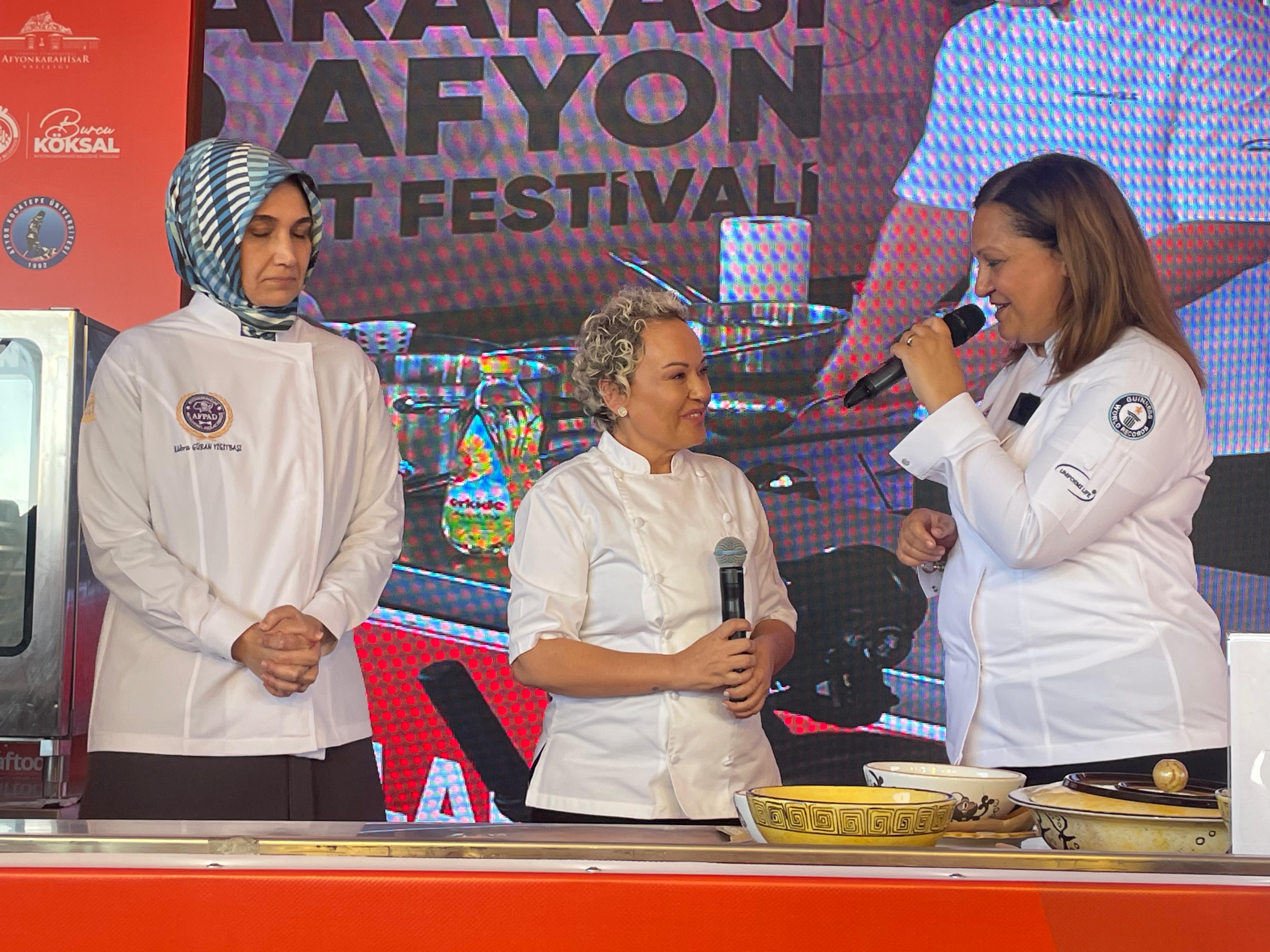 Gastro Afyon'da Sürpriz Dokunuş!  Vali Yiğitbaşı ve Başkan Köksal kolları sıvadı