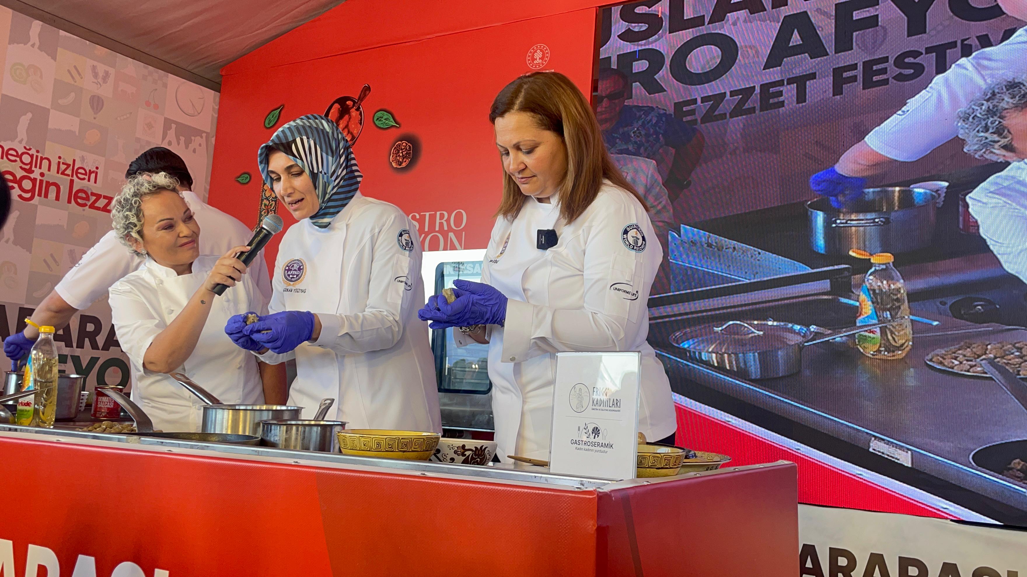 Gastro Afyon'da Sürpriz Dokunuş!  Vali Yiğitbaşı ve Başkan Köksal kolları sıvadı