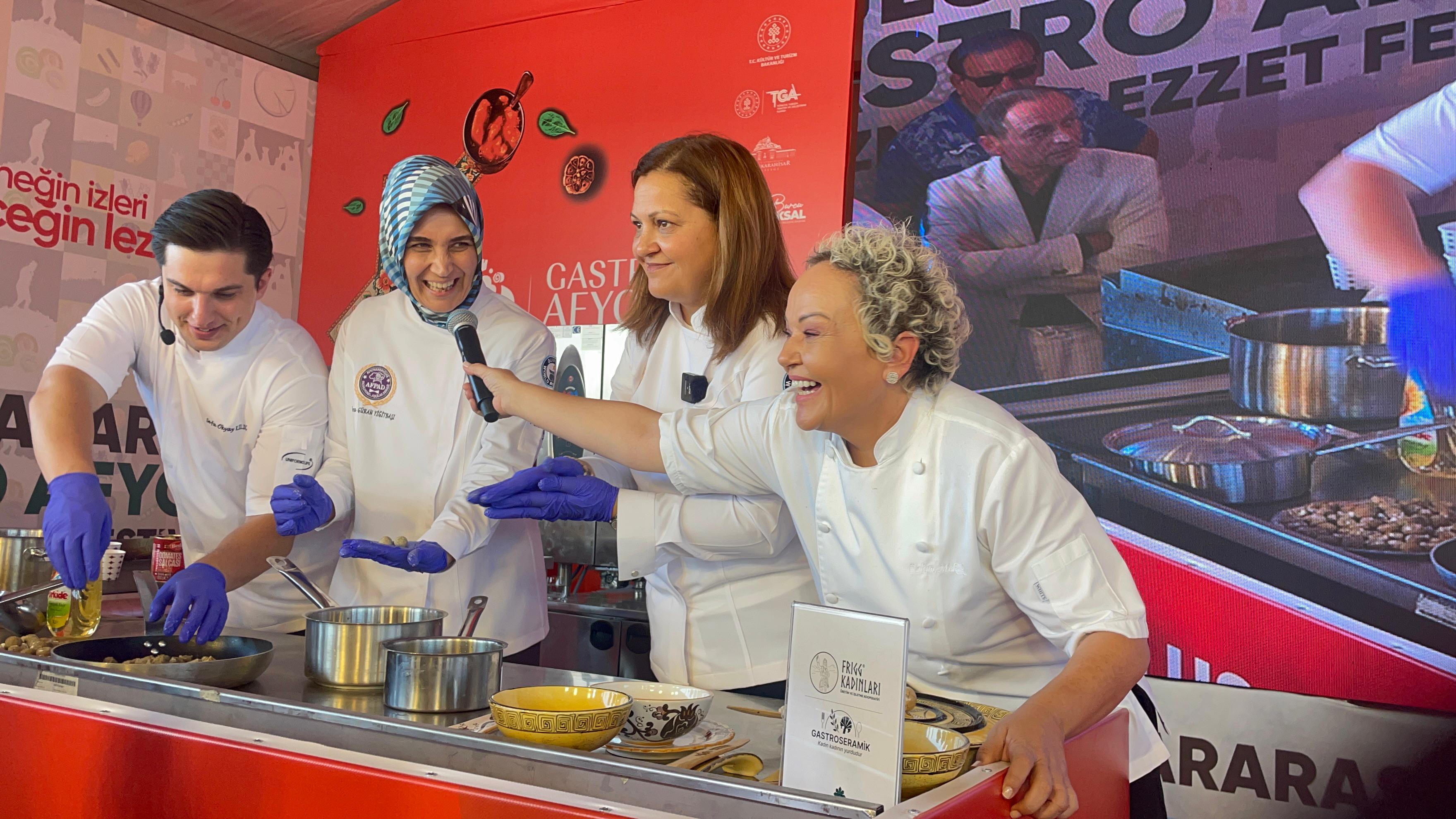 Gastro Afyon'da Sürpriz Dokunuş!  Vali Yiğitbaşı ve Başkan Köksal kolları sıvadı