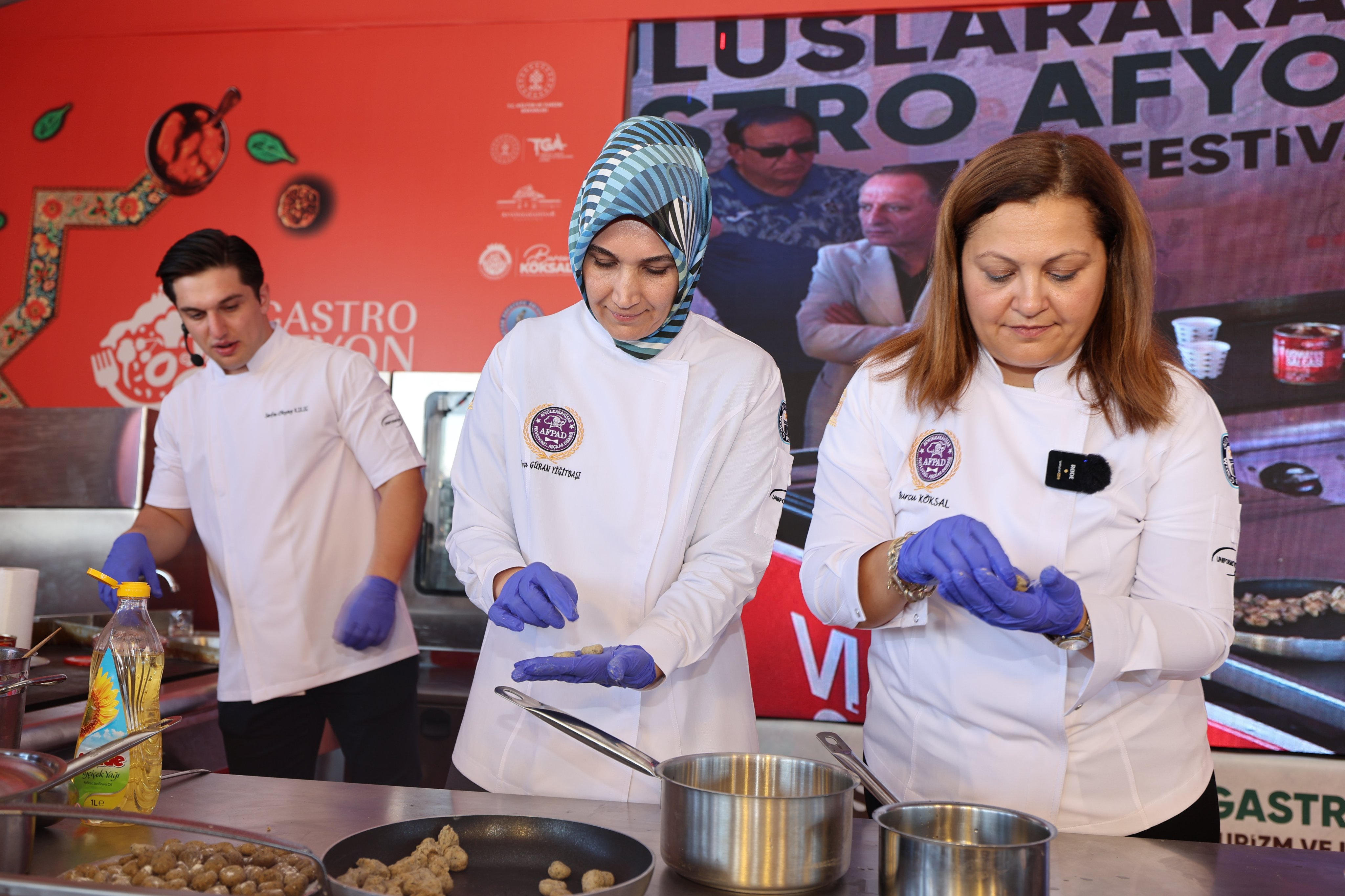 Gastro Afyon'da Sürpriz Dokunuş!  Vali Yiğitbaşı ve Başkan Köksal kolları sıvadı