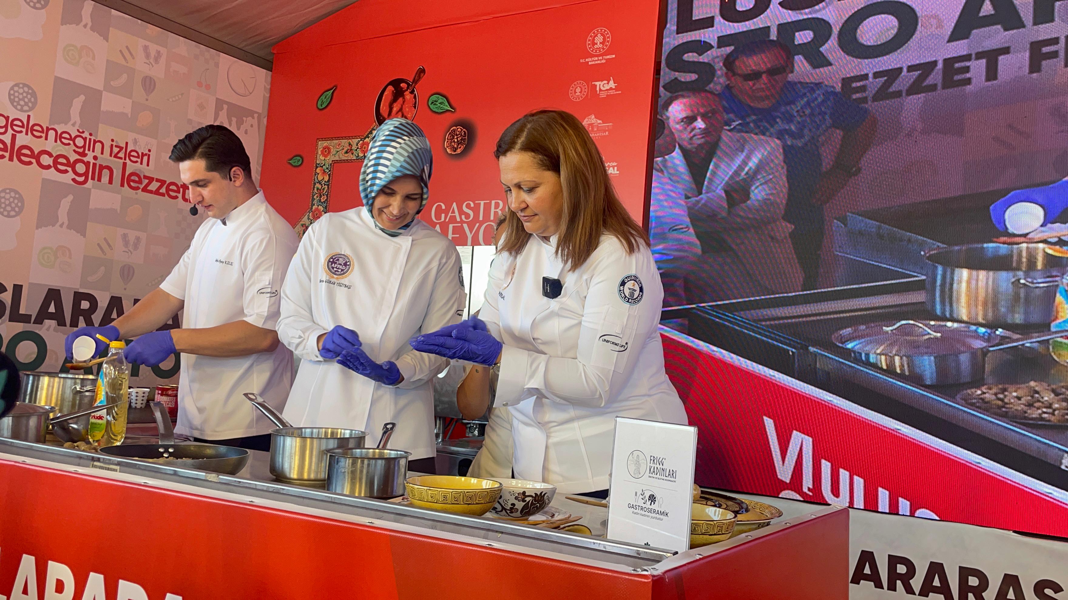 Gastro Afyon'da Sürpriz Dokunuş!  Vali Yiğitbaşı ve Başkan Köksal kolları sıvadı