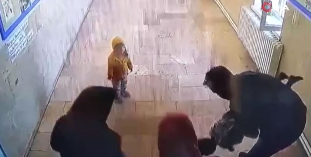 4 YAŞINDAKİ ÇOCUK HEİMLİCH MANEVRASI İLE HAYATTA KALDI
