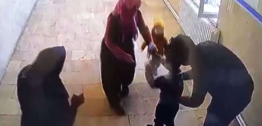 4 YAŞINDAKİ ÇOCUK HEİMLİCH MANEVRASI İLE HAYATTA KALDI