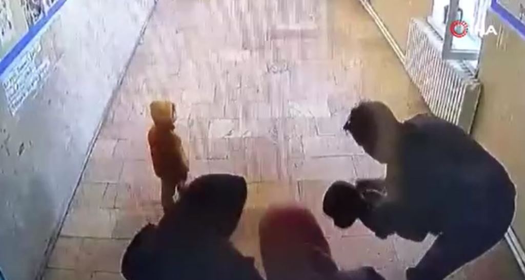 4 YAŞINDAKİ ÇOCUK HEİMLİCH MANEVRASI İLE HAYATTA KALDI