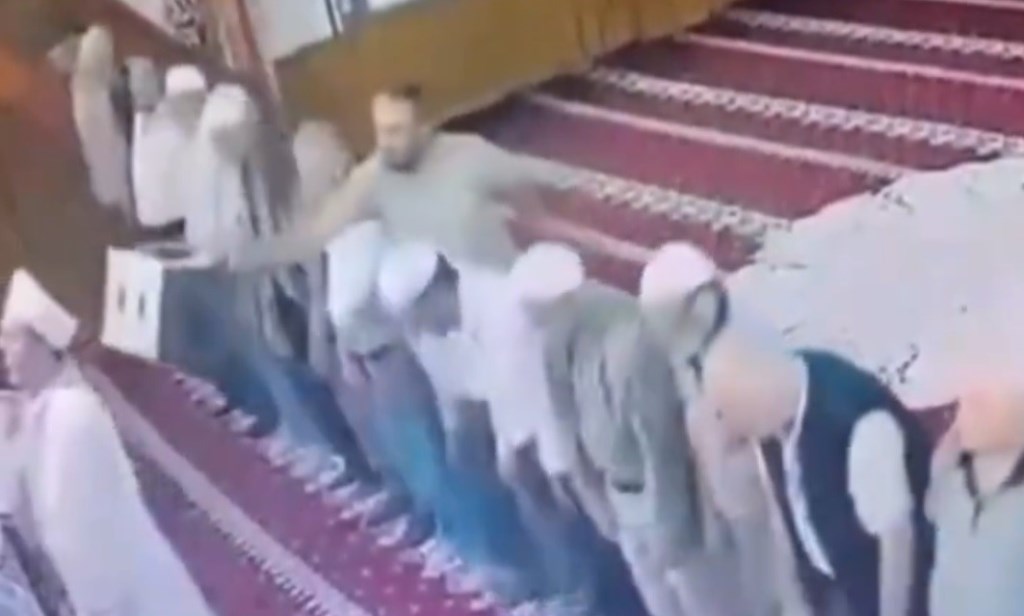 NAMAZ KILDIRAN İMAMA PLASTİK TABURE İLE VURDU