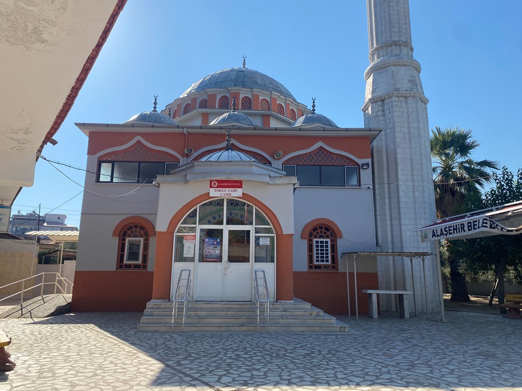 NAMAZ KILDIRAN İMAMA PLASTİK TABURE İLE VURDU