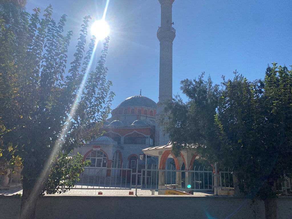 NAMAZ KILDIRAN İMAMA PLASTİK TABURE İLE VURDU