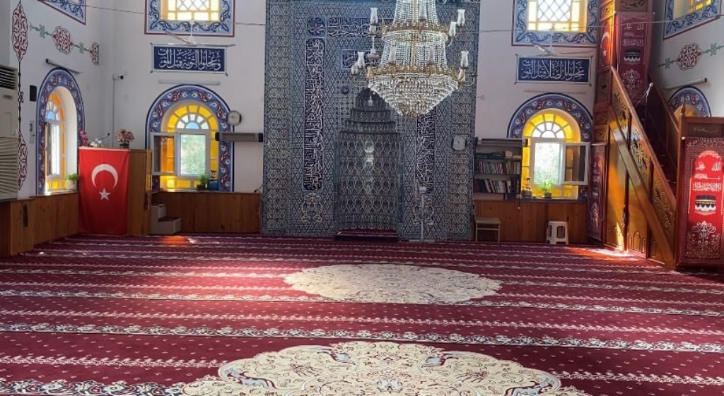 NAMAZ KILDIRAN İMAMA PLASTİK TABURE İLE VURDU