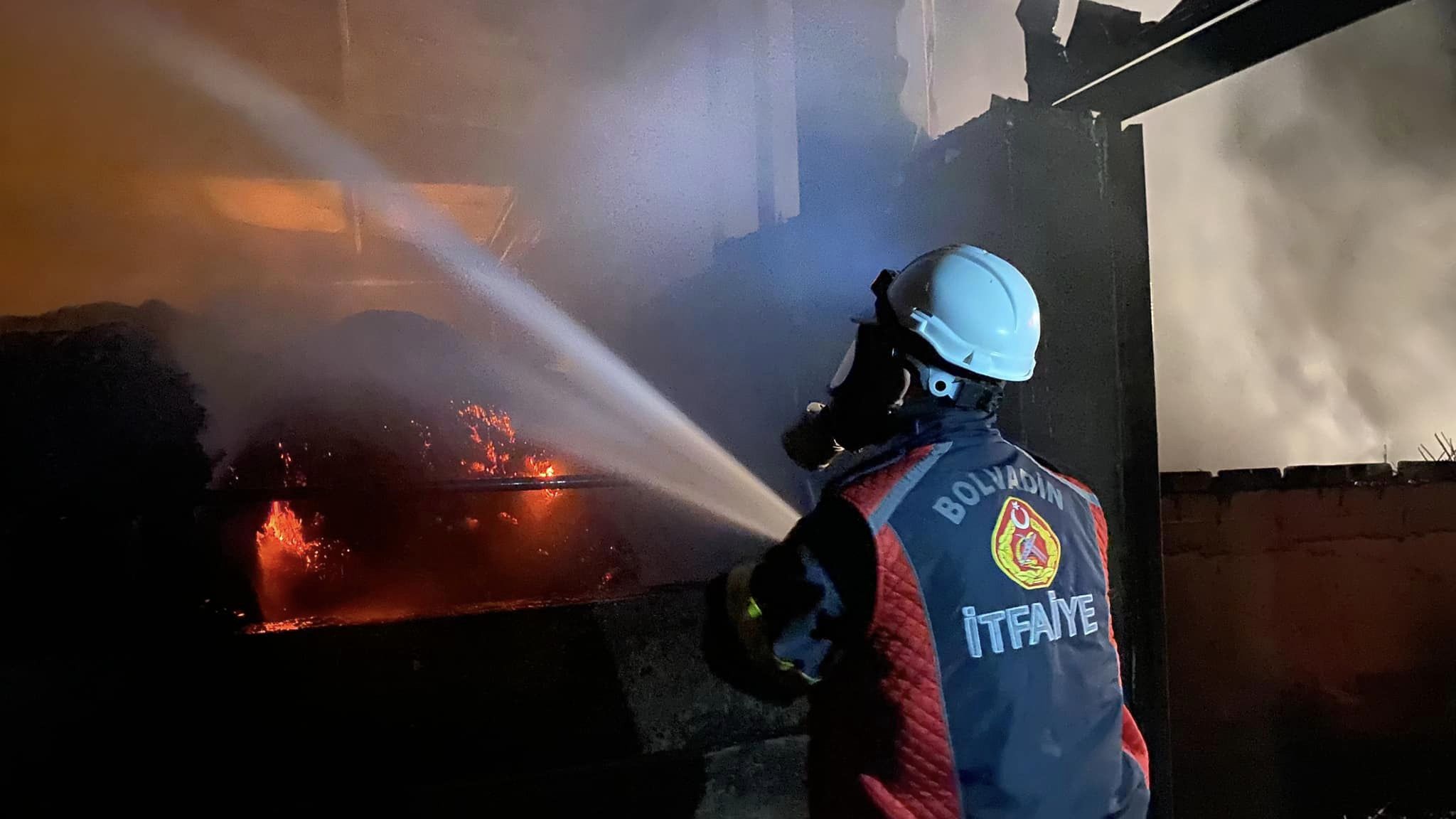 DEREKARABAĞ KÖYÜNDE BÜYÜK YANGIN