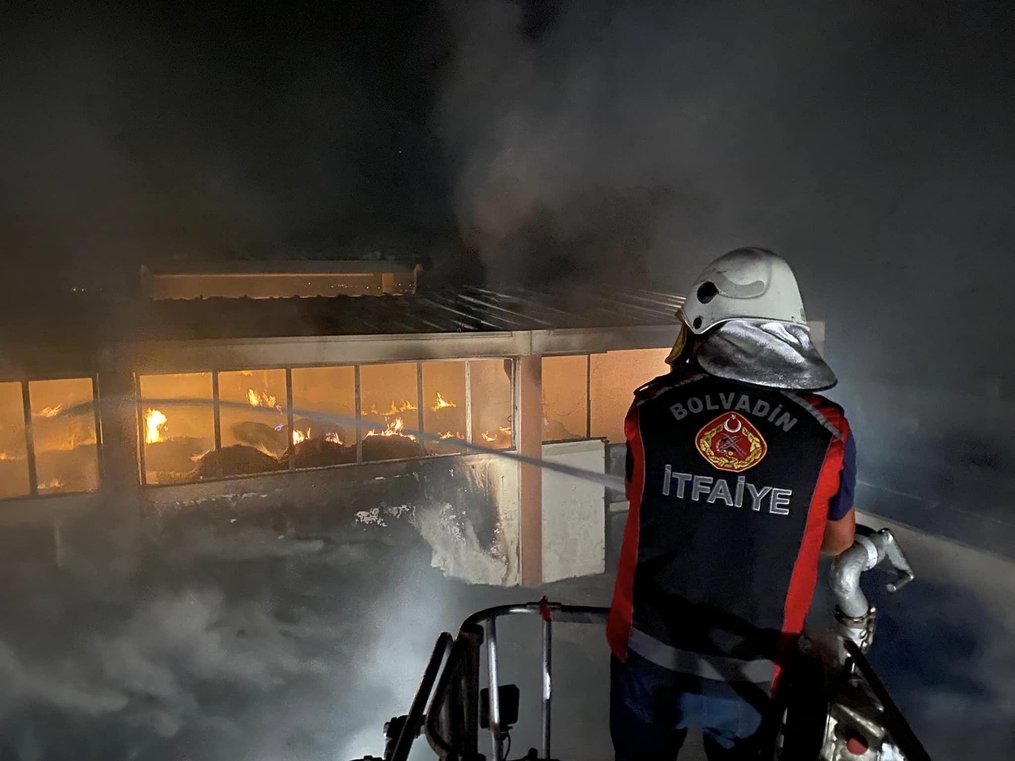 DEREKARABAĞ KÖYÜNDE BÜYÜK YANGIN