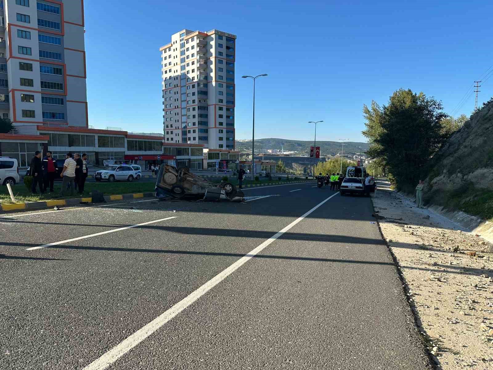 İKİ OTOMOBİL KAZAYA KARIŞTI BİR OTOMOBİL HURDA YIĞININA DÖNDÜ