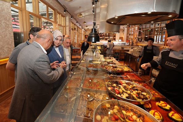 Vali Yiğitbaşı Keyani Restoran’ı Ziyaret Etti