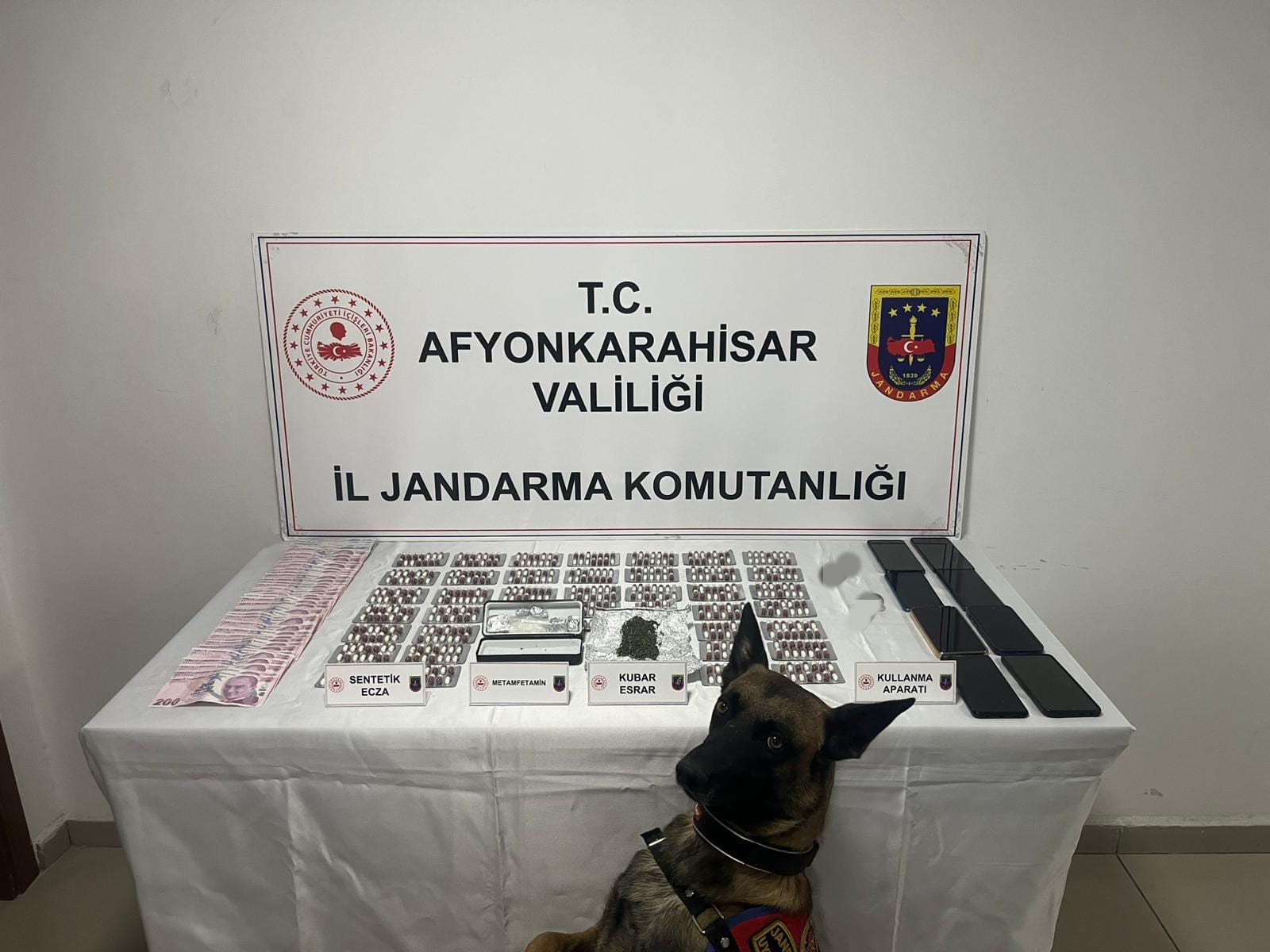 Afyon’da Jandarma, Otomobille Uyuşturucu Servisi Yapan Çeteyi Çökertti