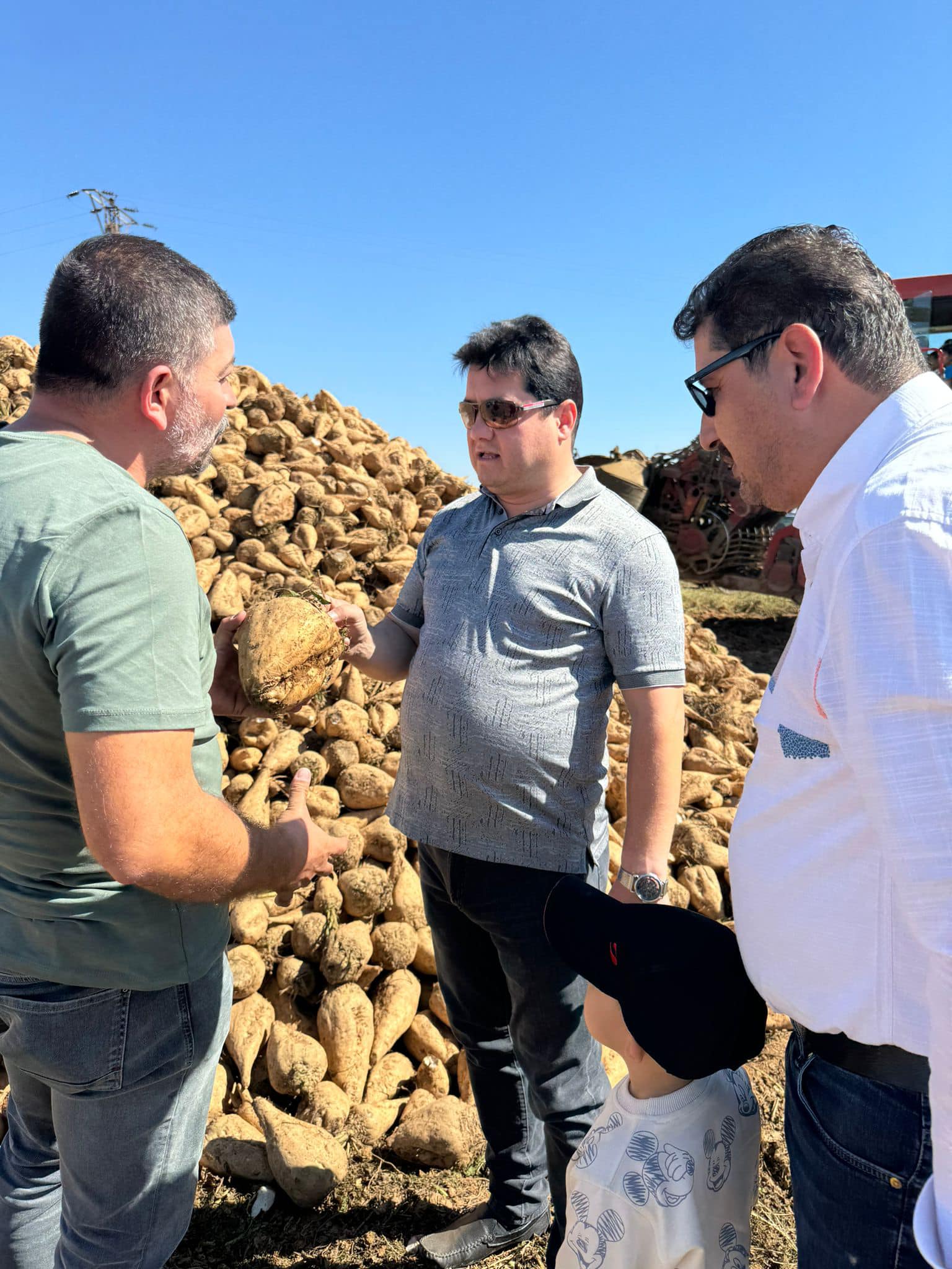 Başkan Aynacı Pancarı Sökümüne Başlayan Çiftçileri Ziyaret Etti