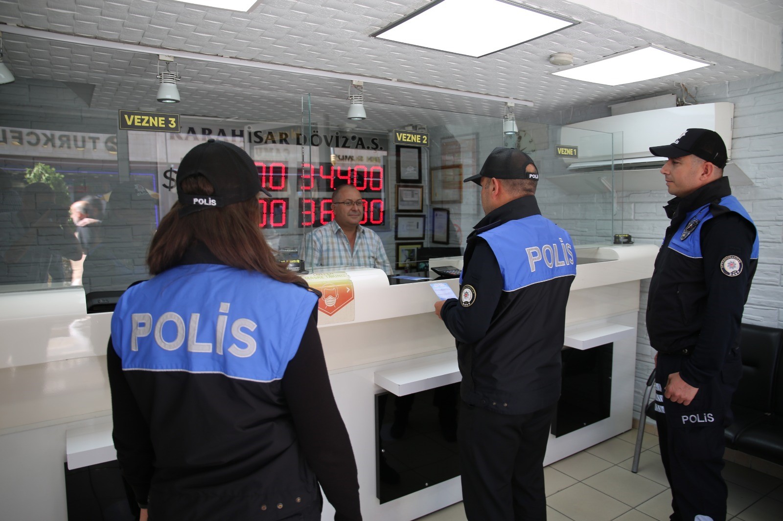 “Suç mağduru olmamaları için”  Polis ekipleri dolandırıcılara karşı vatandaşları uyardı