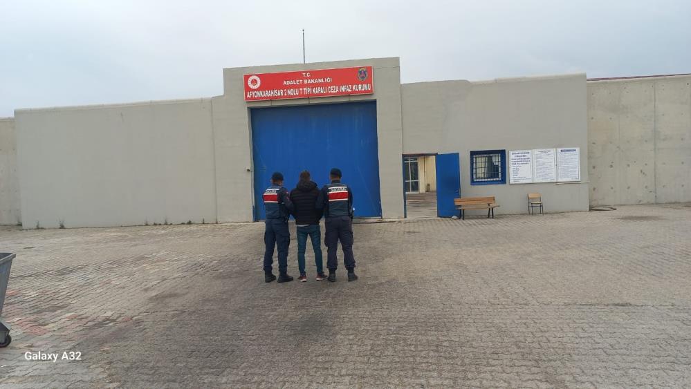 5 yıl hapis cezası ile aranıyordu: Kaçak şahıs Afyonkarahisar'da yakalandı