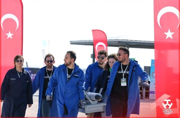 REKTÖR KARAKAŞ ROKET TAKIMINI TEBRİK ETTİ