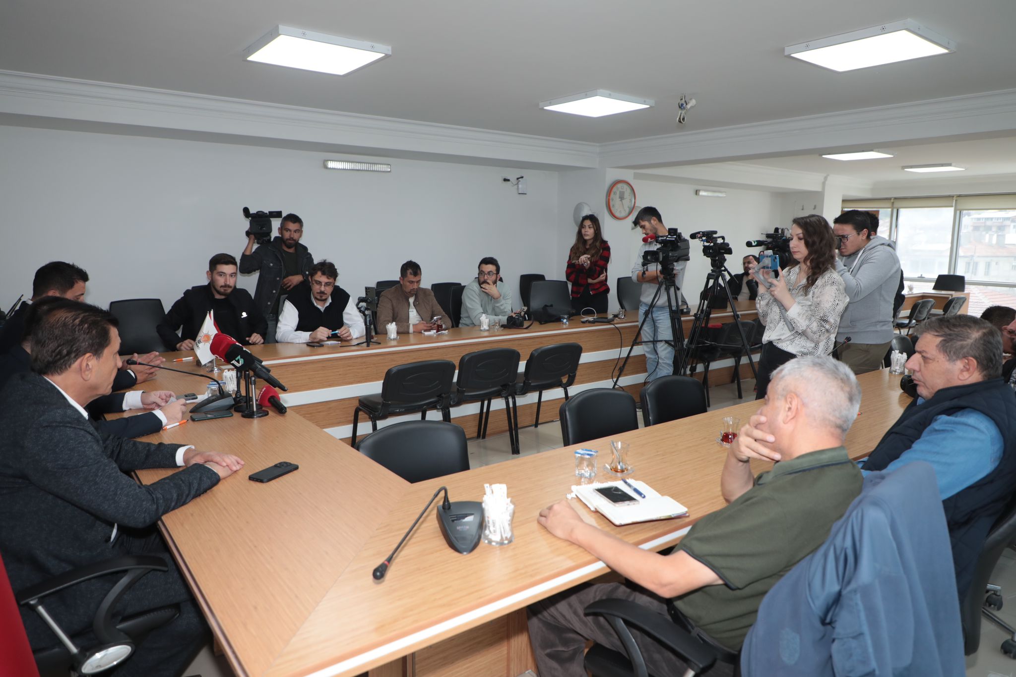 BAŞKAN SEVİM: "AFYONKARAHİSAR BELEDİYESİ LİYAKATLE Mİ YOKSA ZORBALIKLA MI YÖNETİLECEK?"