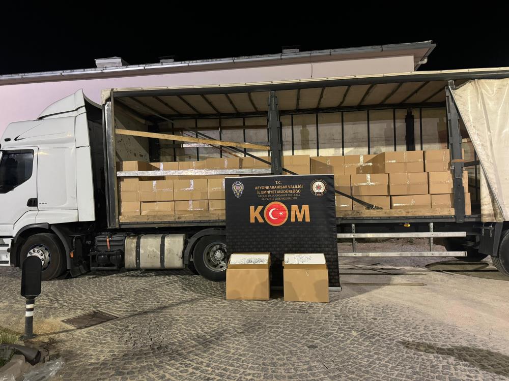 Polis 3 milyon 600 bin adet doldurulmuş makaron ele geçirdi! Operasyon anı saniye saniye kayıt altına alındı