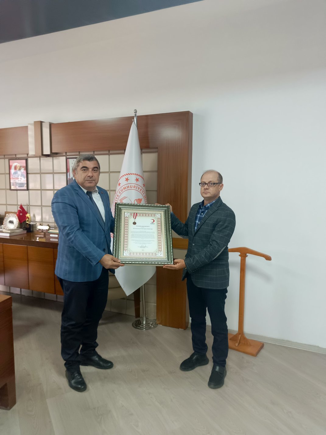 Bir Başarı Plaketi De Türk Kızılay'ından Geldi