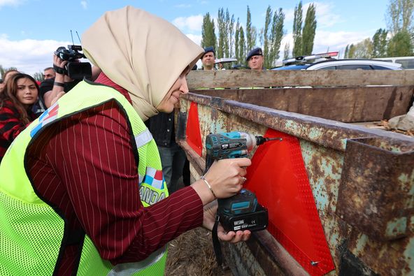 VALİ YİĞİTBAŞI REFLEKTÖR DAĞITTI