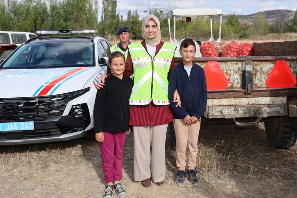 VALİ YİĞİTBAŞI REFLEKTÖR DAĞITTI