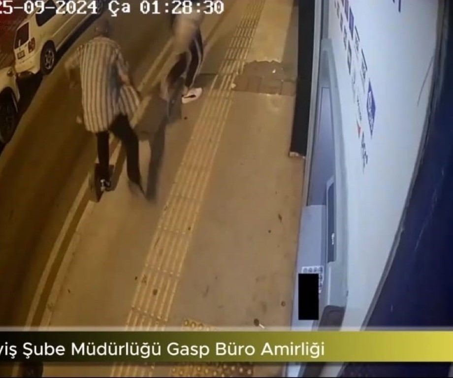 Sıra Bekler Gibi Yaptı ATM'den Para Çeken Emekliyi Gasp Etti!