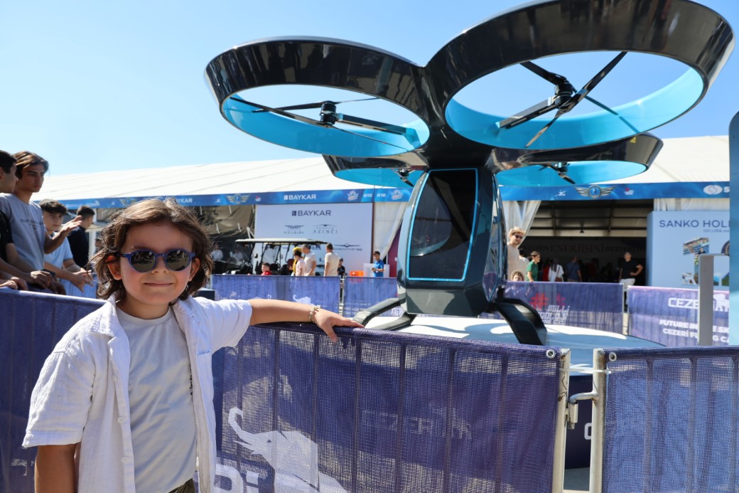 TEKNOFEST kapılarını açtı gençler teknolojiye akın etti