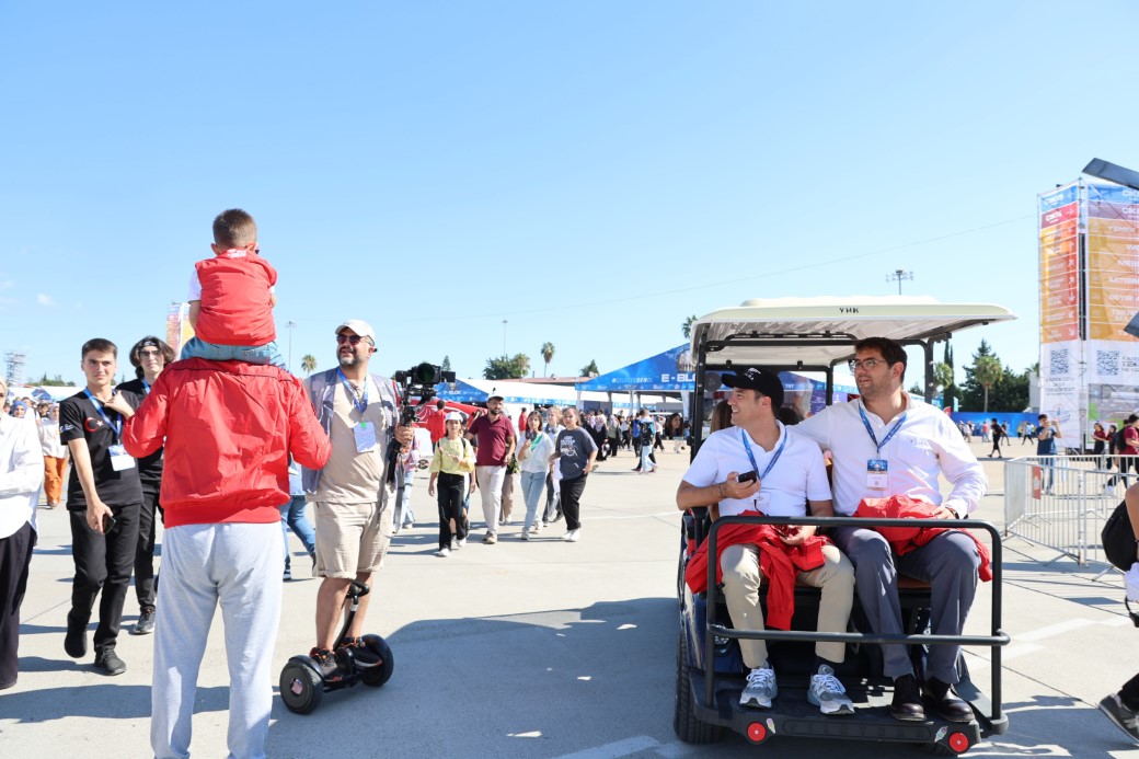 TEKNOFEST kapılarını açtı gençler teknolojiye akın etti
