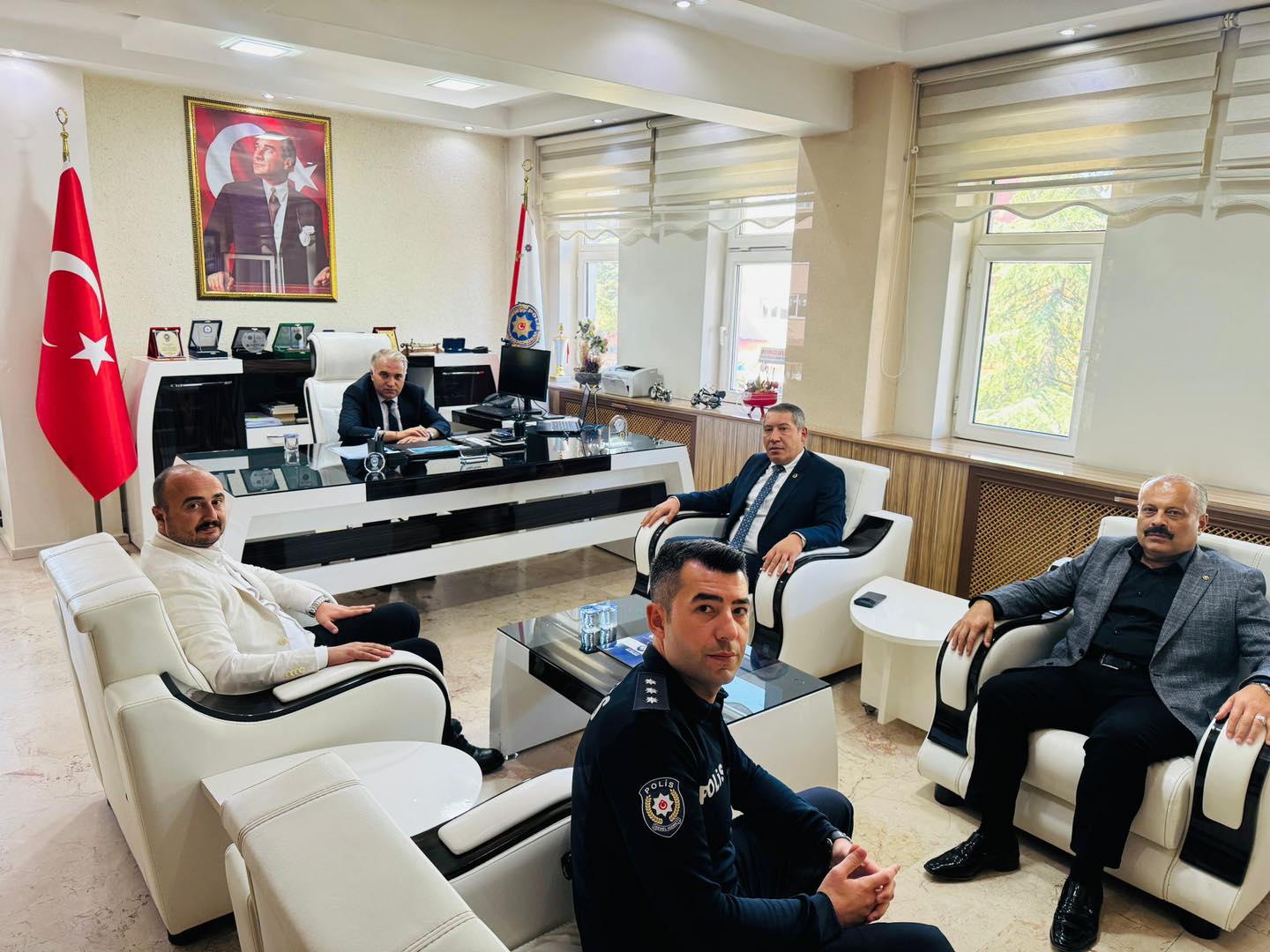 Dinar'a Yeni Atanan Emniyet Müdür Vekili Başkomiser Pazar'a Ziyaret