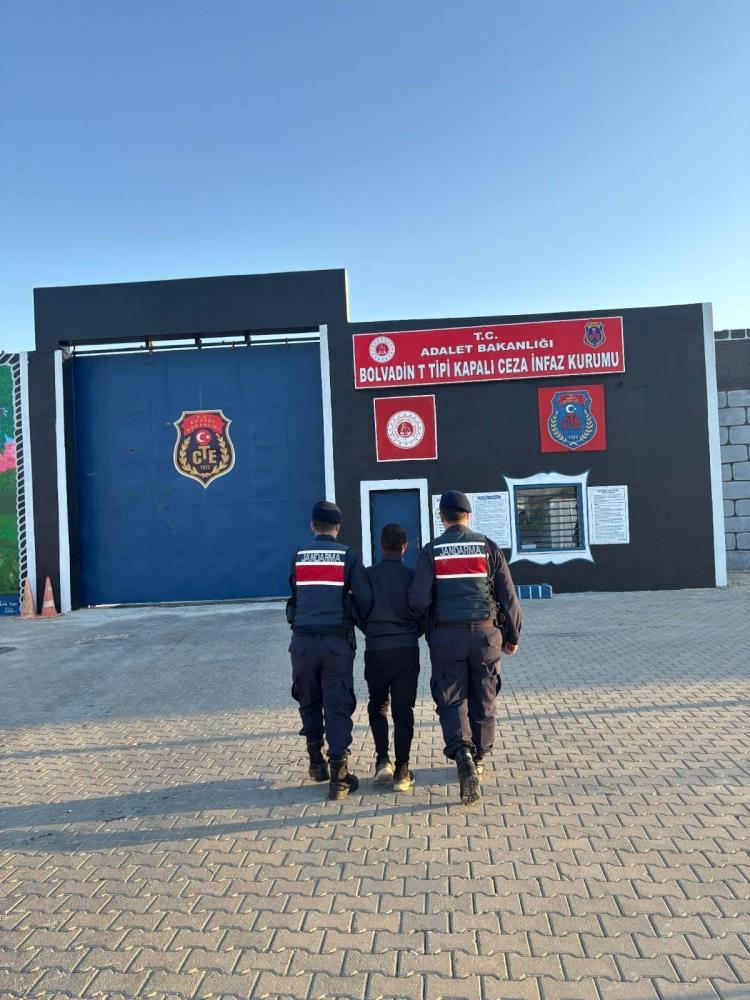İki ayrı suçtan aranıyordu: 26 Yıl Hapis Cezasıyla Aranan Şahıs Yakayı Ele Verdi