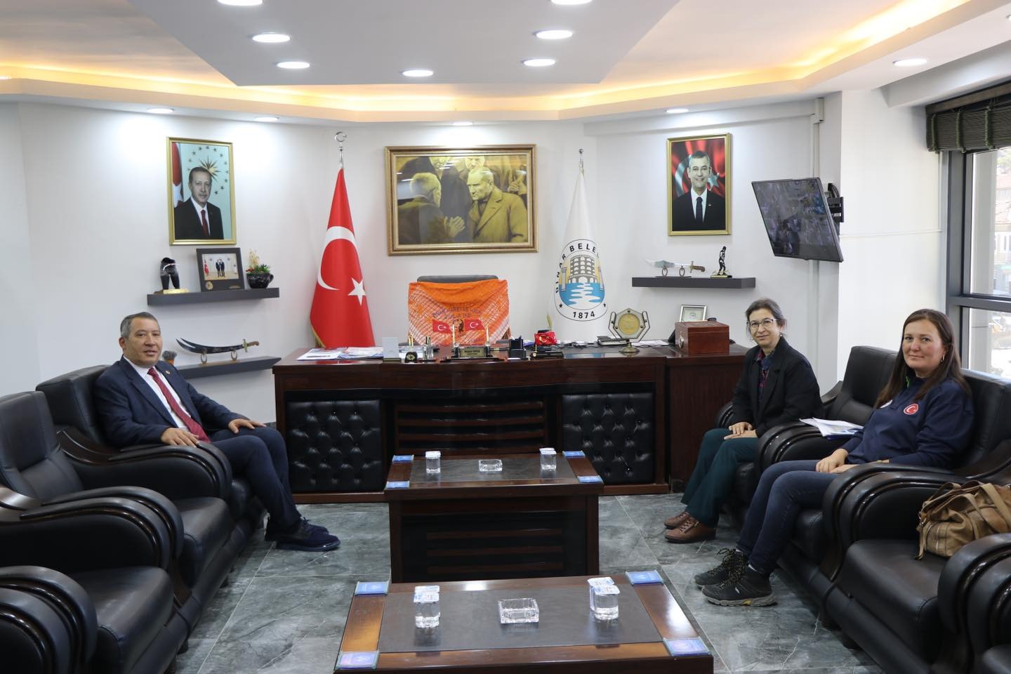 BAŞKAN TOPÇU KONUKLARINI MAKAMINDA AĞIRLADI