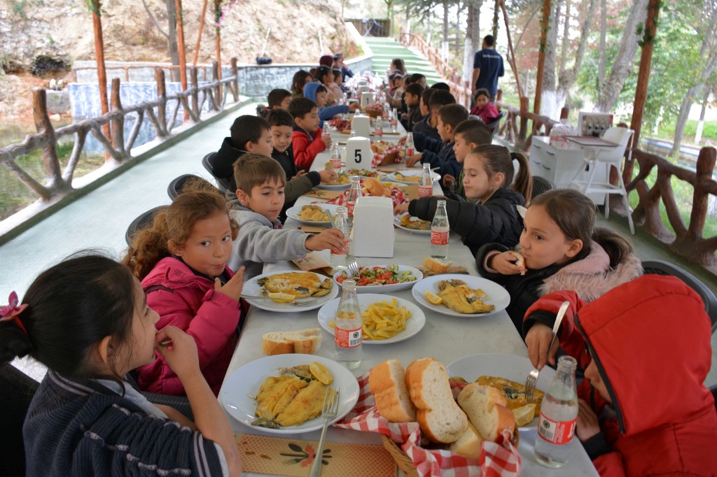 BAŞKAN ÖZDEMİR ÖĞRENCİLERE BALIK İKRAM ETTİ