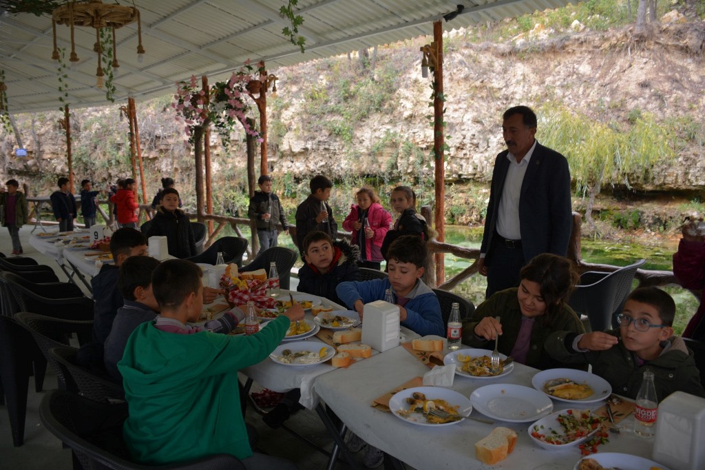 BAŞKAN ÖZDEMİR ÖĞRENCİLERE BALIK İKRAM ETTİ